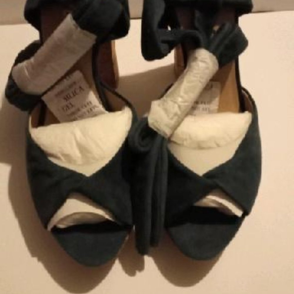 Shoes - Picture 3 of 4